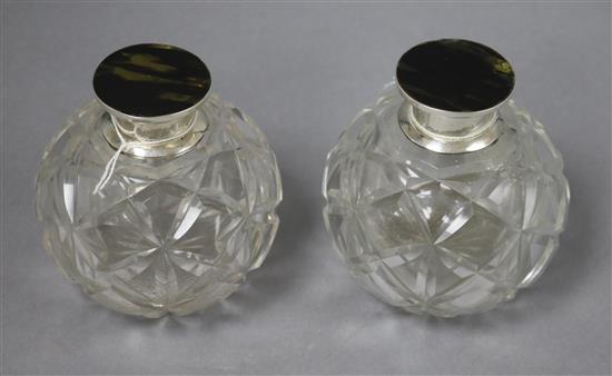 A pair of Edwardian silver and faux tortoiseshell lidded scent bottles, Frederick Bradford Macrae, London, 1903, 11cm.